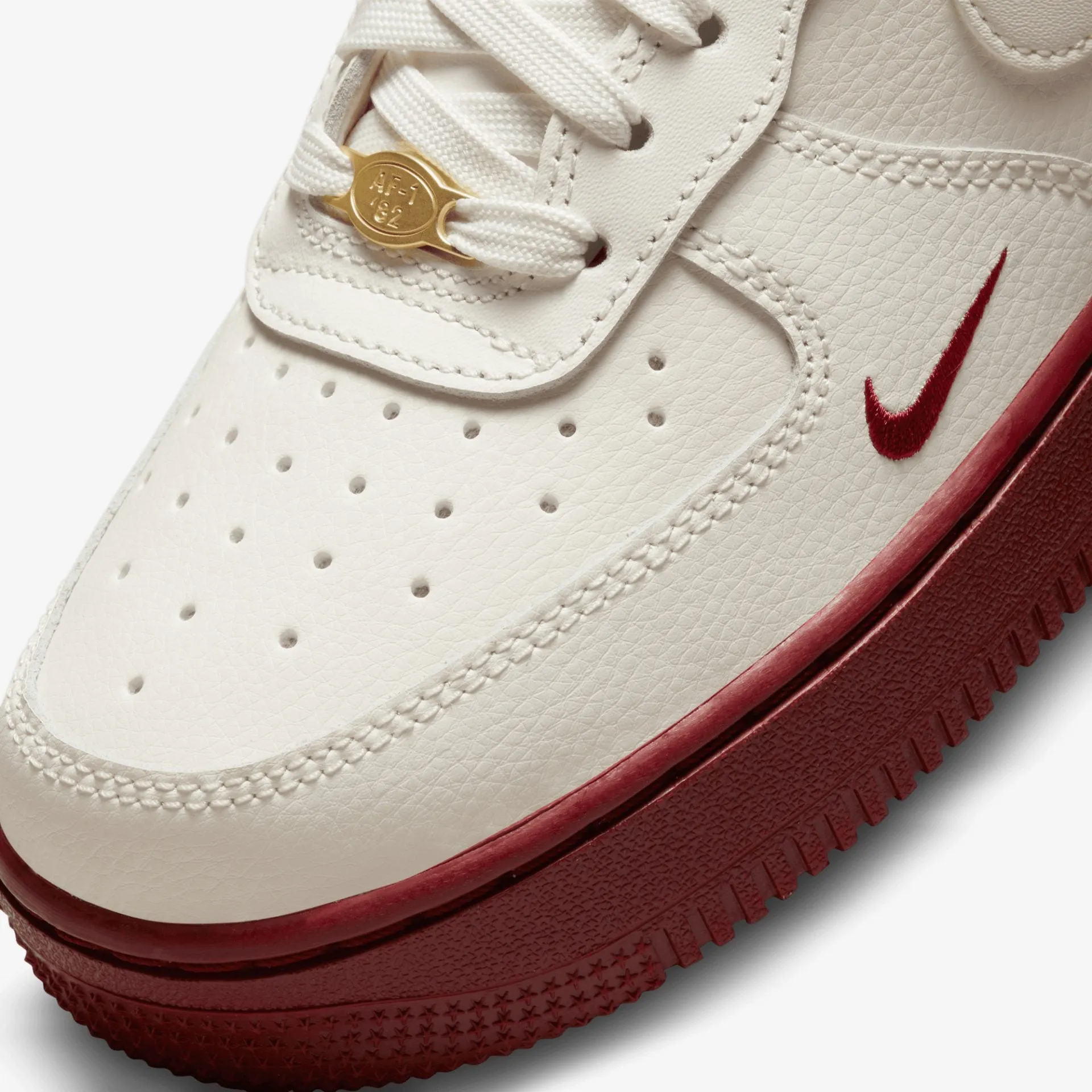 Nike | WMN'S AIR FORCE 1 '07 SE { ETALLIC GOLD/WHITE-BLACK